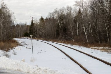 Karda demiryolu olan kış manzarası