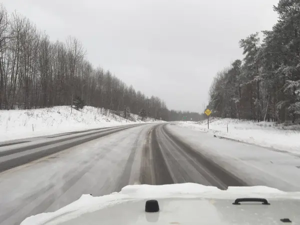 Araba karda yolda gidiyor.