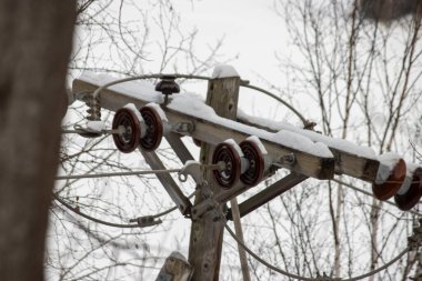 karla kaplı elektrik direği