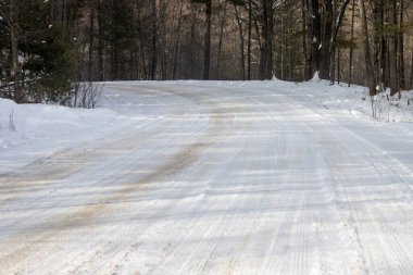 Dağlarda karla kaplı kış ormanlarında yol