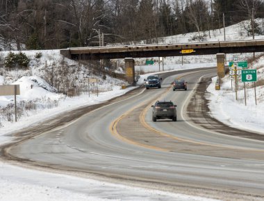 Kışın karda arabası olan bir yol..