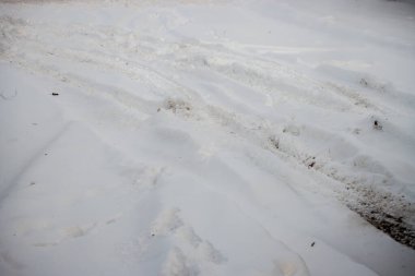 Kışın yol karla kaplanır.