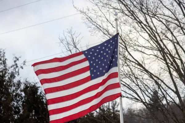 Rüzgarda Amerikan bayrağı.