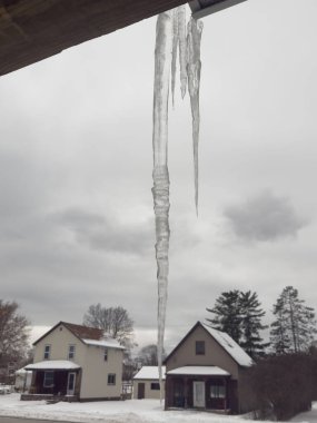 Kışın çatıdan sarkan buz saçakları.