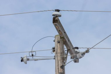 Kablolu elektrik direği