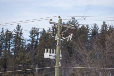 Mavi gökyüzünün arka planında elektrik direği