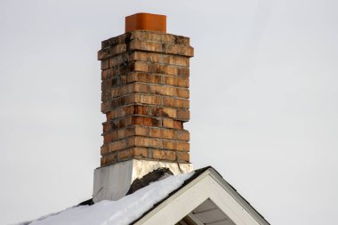 Ahşap bir evin bacası.