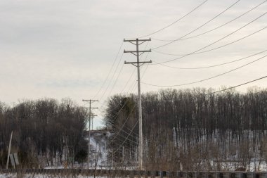 Yolda elektrik direği var. yüksek kaliteli fotoğraf