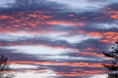 Bulutlu kırmızı günbatımı gökyüzü
