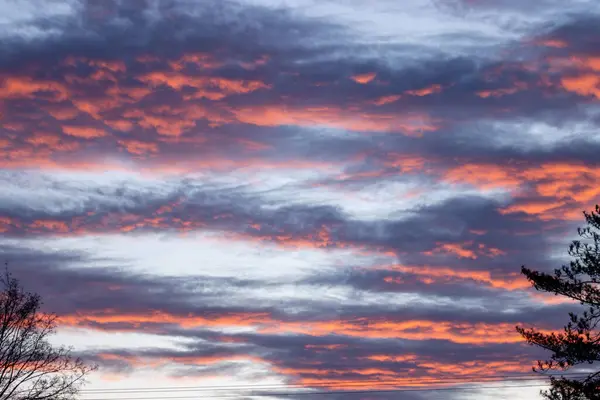 Bulutlu kırmızı günbatımı gökyüzü