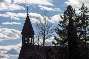 Kırsaldaki kilisenin güzel bir resmi.