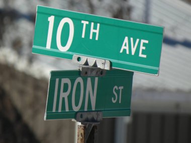 Şehirdeki 11 1 1 numaralı sokak tabelası.