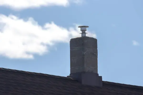 Beyaz çatıda bir baca.