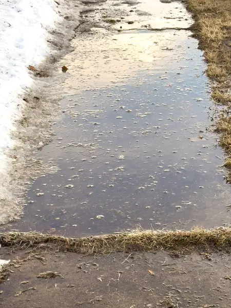 Şehirde yerde buz ve kar var.