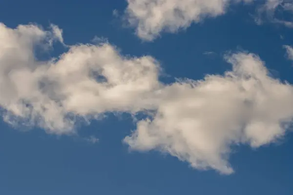 Beyaz bulutlu mavi gökyüzü, mavi arkaplan