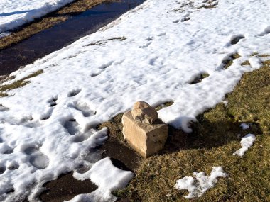 Parkta kışın karda taş..