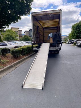 Otoparkta yüklemeye hazır bir kamyonet.