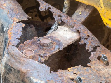 Eski paslı metal kamyon tamponu.