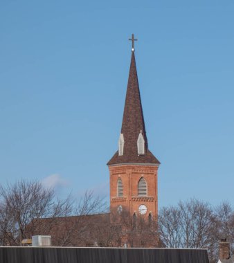 Kilise mavi gökyüzü ile aydınlanıyor.