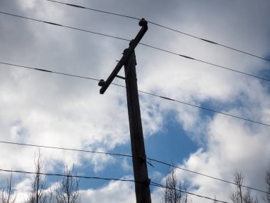 Mavi gökyüzünün arka planında güç hattı