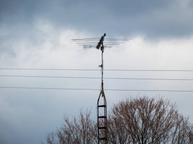 Mavi gökyüzü arka plan üzerinde TV anteni