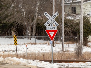 Demiryolu geçiş uyarısı
