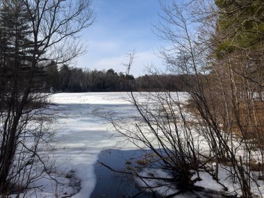Kışın donmuş göl
