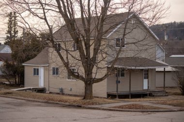 Şehirdeki eski ahşap ev.