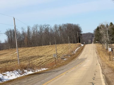 Kırsal alanda kış yolu, Michigan ABD