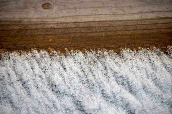 Kar ile ahşap dokuyu kapat