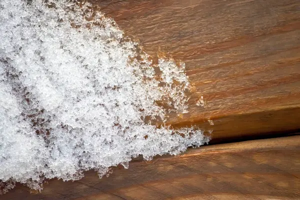 Beyaz karlı ahşap tahta
