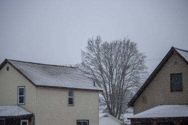 Karda küçük bir ev