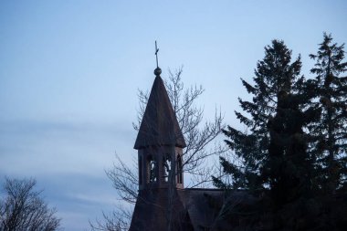 Mavi gökyüzünün arka planında eski bir kilise
