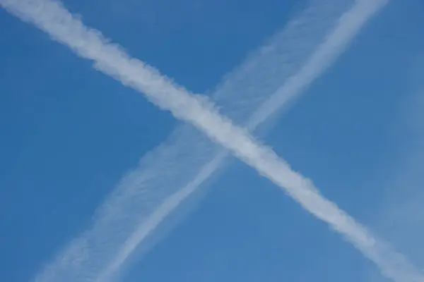 Beyaz kontrastlı mavi gökyüzü arkaplanı