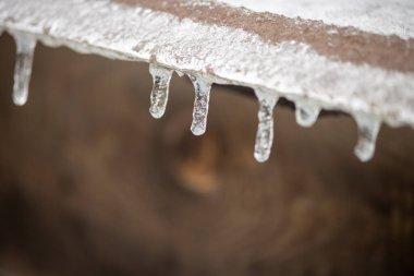 Metal çatıdaki buz saçakları