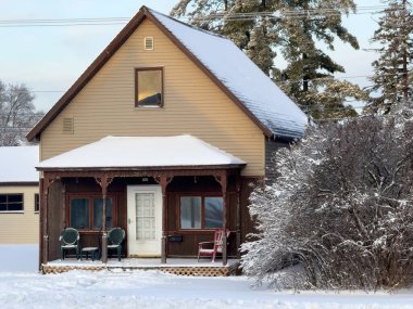 Kışın eski geleneksel ahşap ev