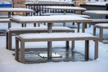 Kışın bir restoranda boş masalar.