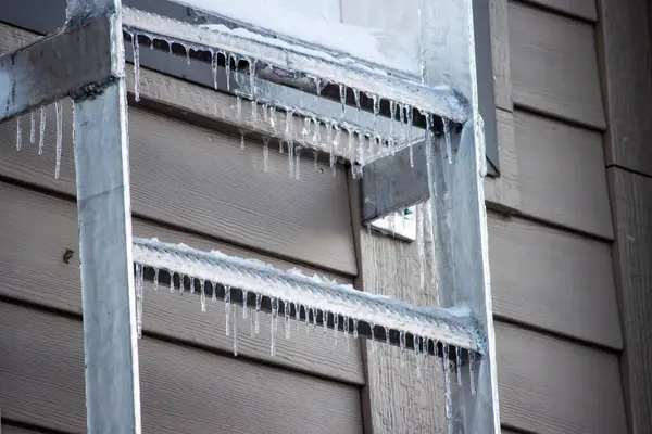 Kışın merdivende buz saçakları.