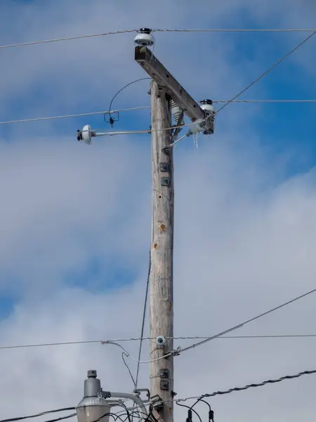 Buz gibi bir elektrik direği ve kablolar.