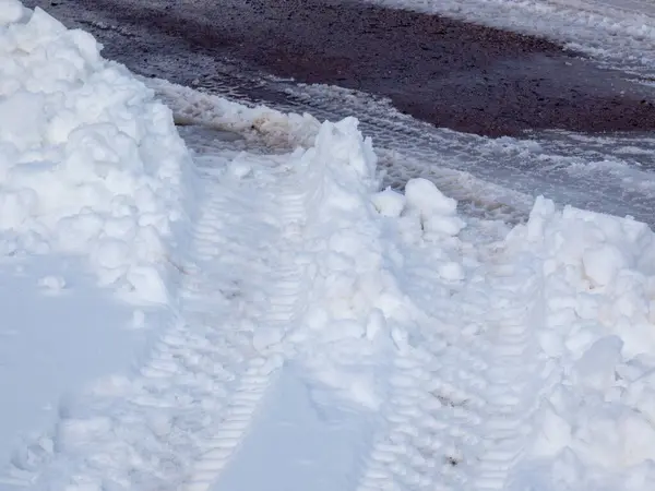 Yoldaki kış karı.