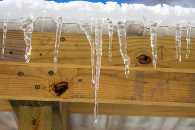 Bir evin çatısındaki buz saçakları.