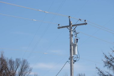 Elektrik hatları kışın bir direkte