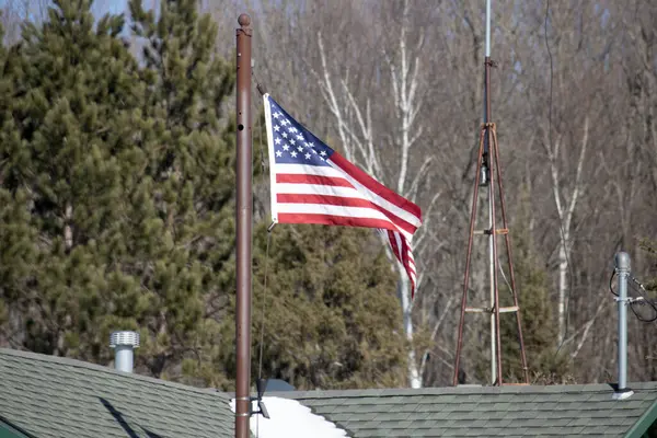Amerikan bayrakları ve rüzgar türbinleri