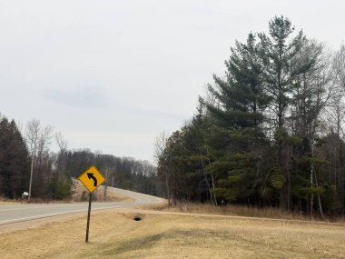 Kırsal kırsal yol, üzerinde işaret olan.