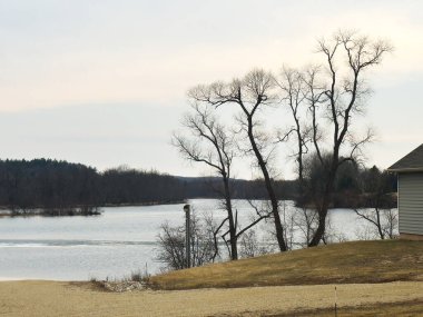 Göldeki eski ahır.