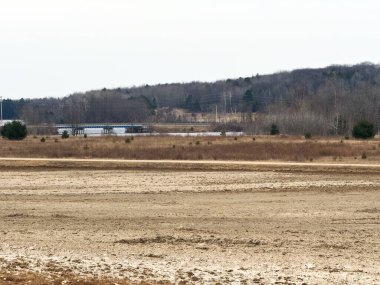 Büyük bir nehir, orman ve nehir olan kış manzarası.