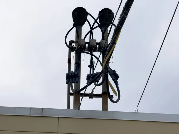 Gökyüzü arka planında yüksek voltaj iletisi