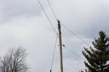 Mavi gökyüzü ve bulutlu yüksek voltaj kulesi