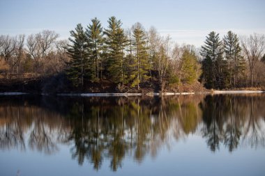 Gölün sularındaki yansıma