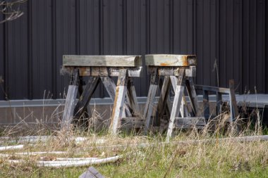 Binanın yanında eski ahşap atlar var.